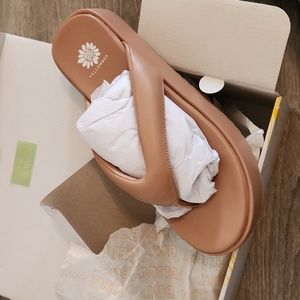 Yellowbox 8.5 thong platform sandal